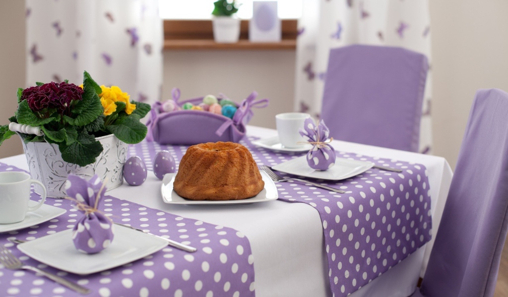 Кекс на сервированном столе