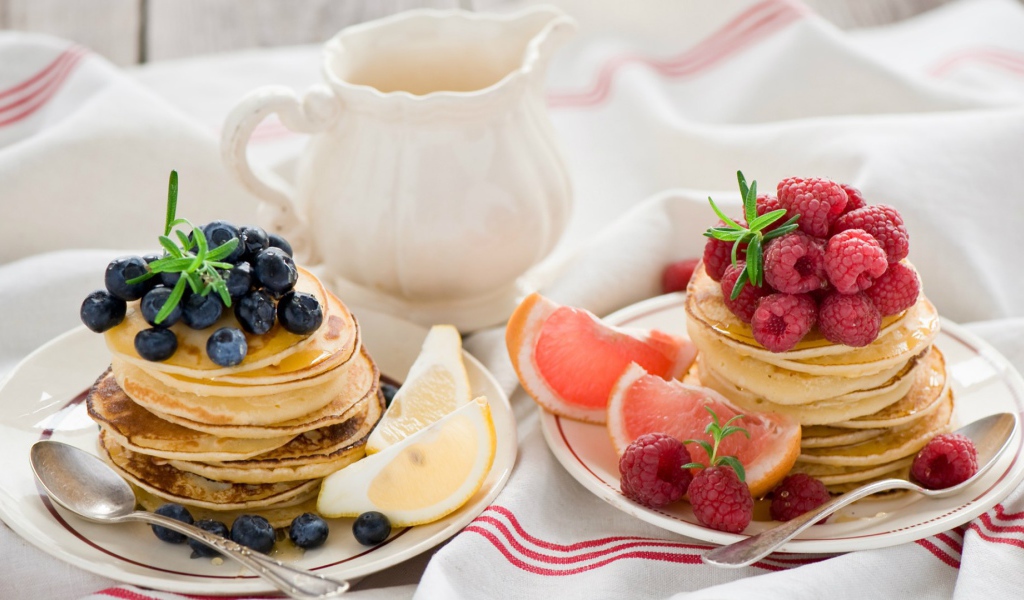 Вкусные блинчики с малиной и голубикой