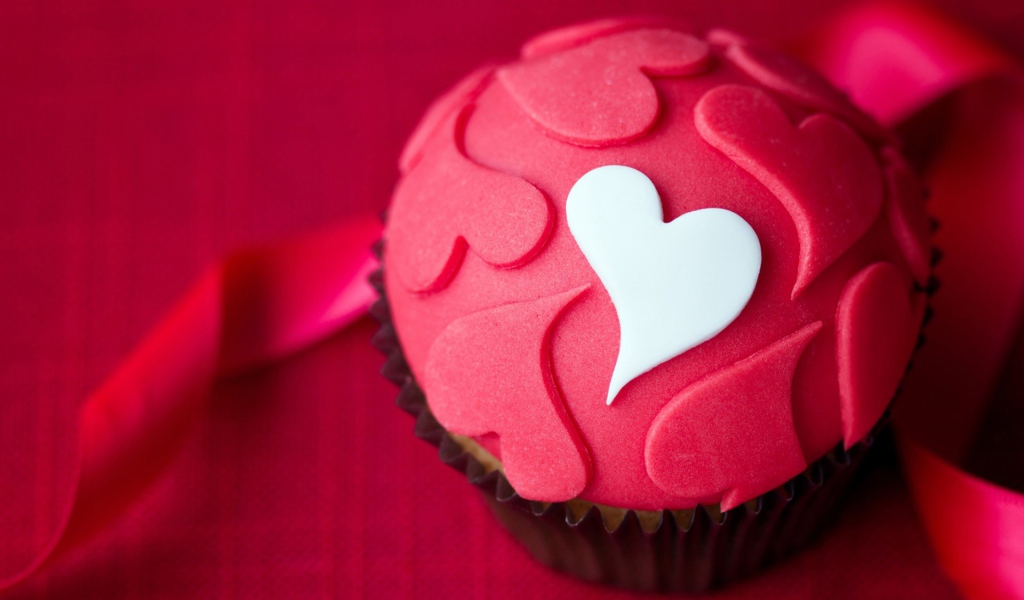 Фигурки сердец на кексе