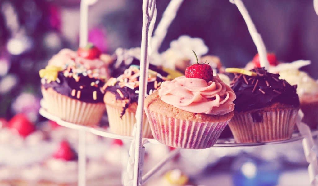 Фруктовые кексы на столе