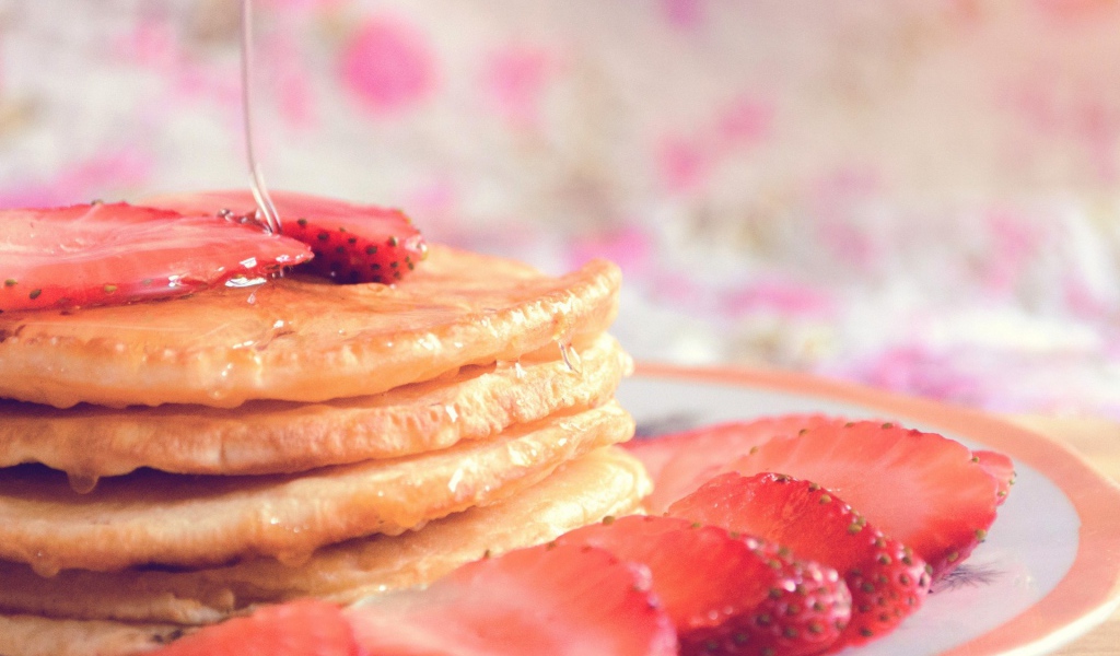Блинчики с кусочками клубники