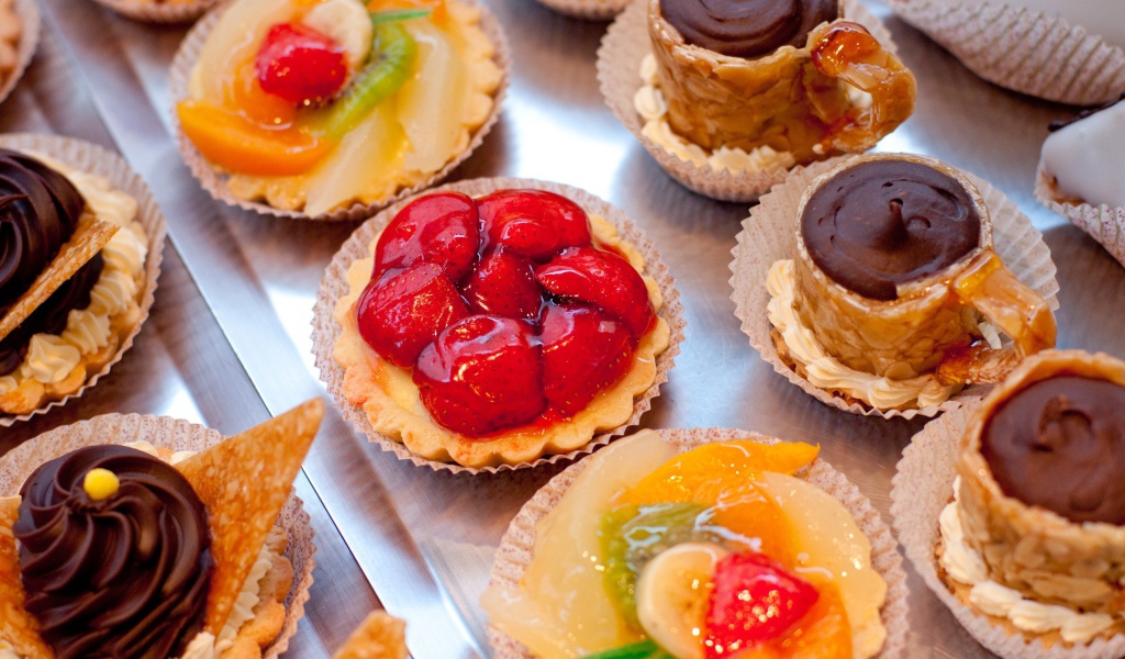 Выбор десертов на столе