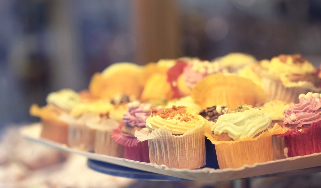 Небольшие круглые кексы с кремом