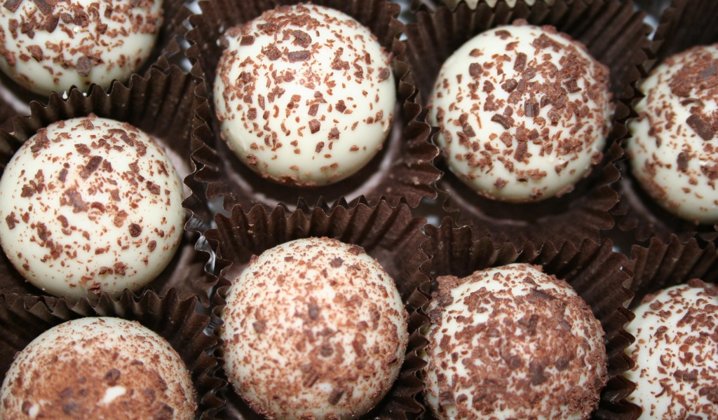 Белые конфеты с шоколадной посыпкой