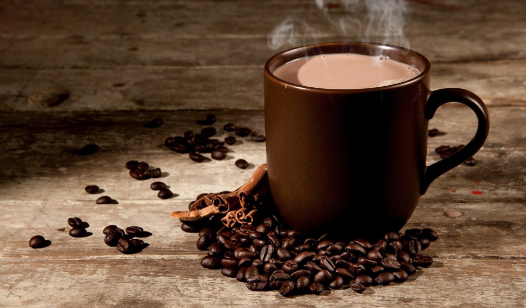 Чашка свежего ароматного кофе с ванилью