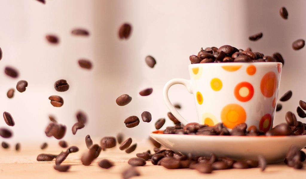 Чашка с кофе в зернах