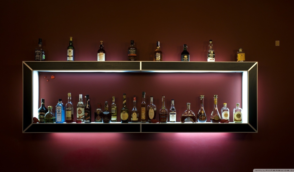 Бар с алкоголем на стене