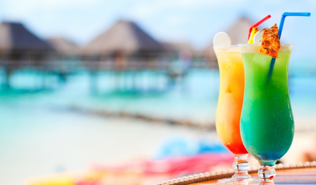 Яркие тропические коктейли с трубочками