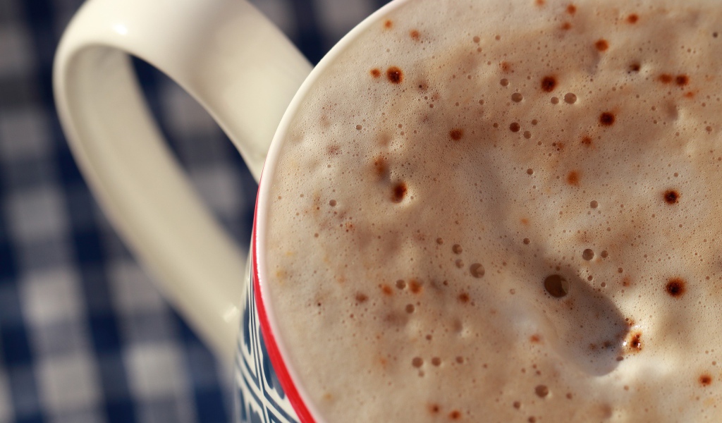 Коричневые точки на пенке кофе