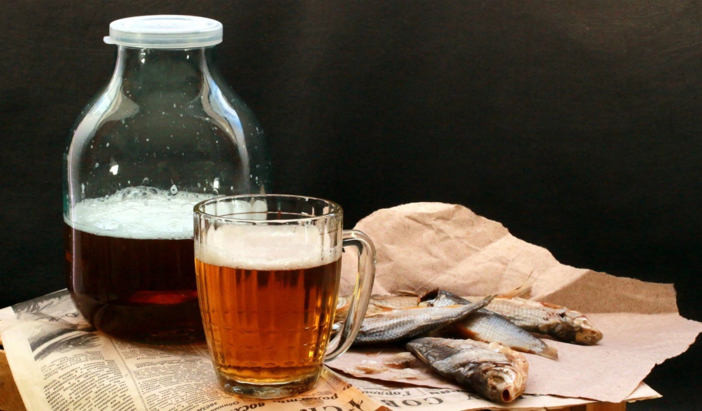 Банка пива с сушеной рыбой