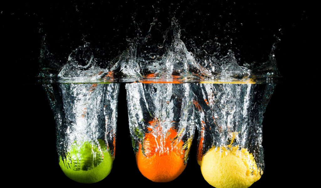 Цитрусы в брызгах воды