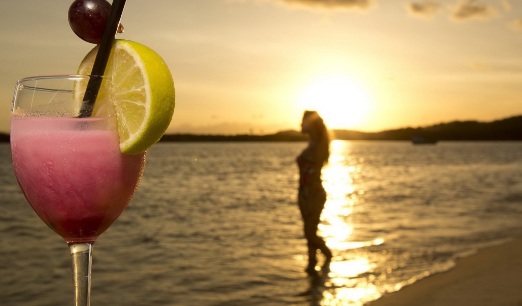 Коктейль с фруктами на вечернем пляже