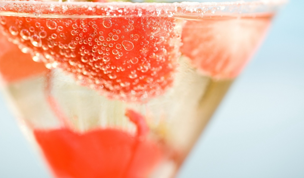 Коктейль с кусочками клубники