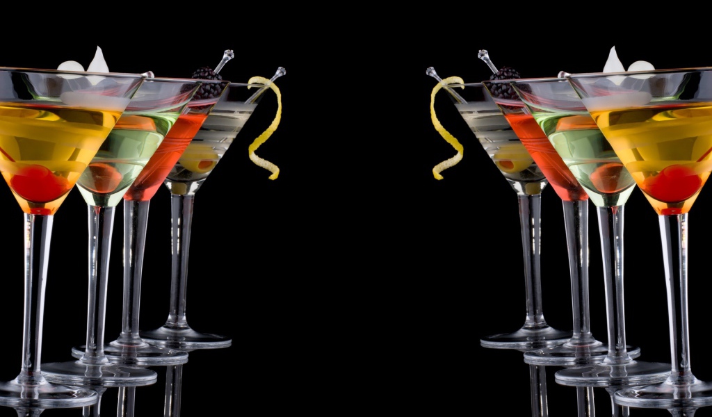 Слабоалкогольные коктейли, черный фон
