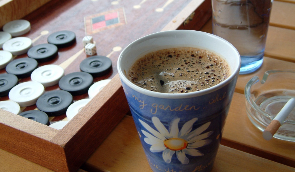 Кофе за игрой в нарды