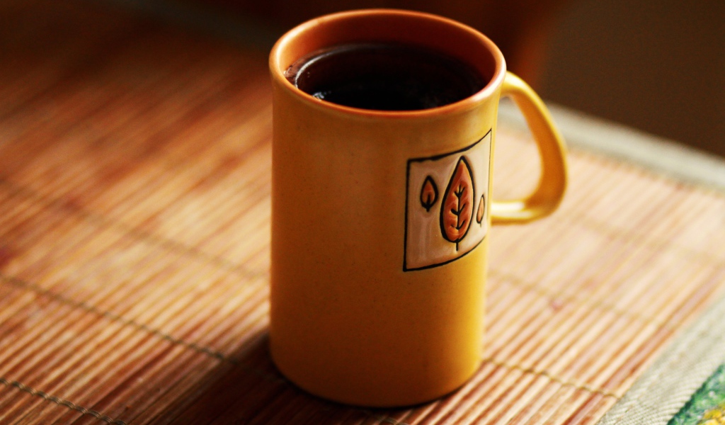 Кофе в высокой желтой чашке