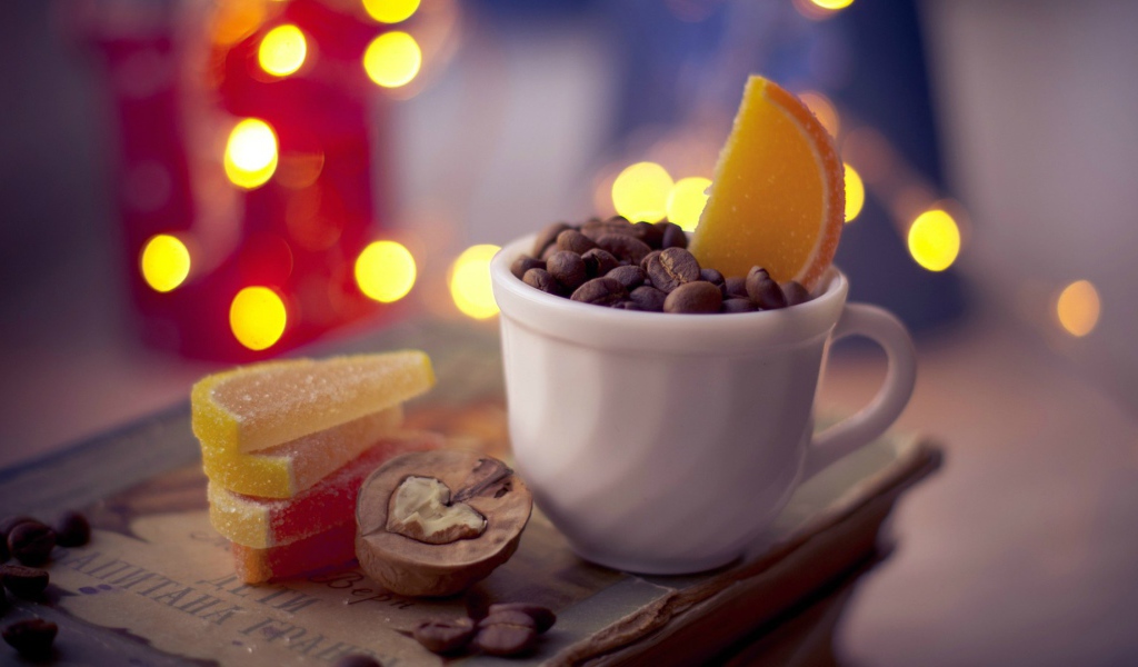 Кофе с мармеладом и орехами