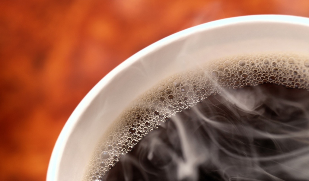 Пенка на горячем дымящемся кофе