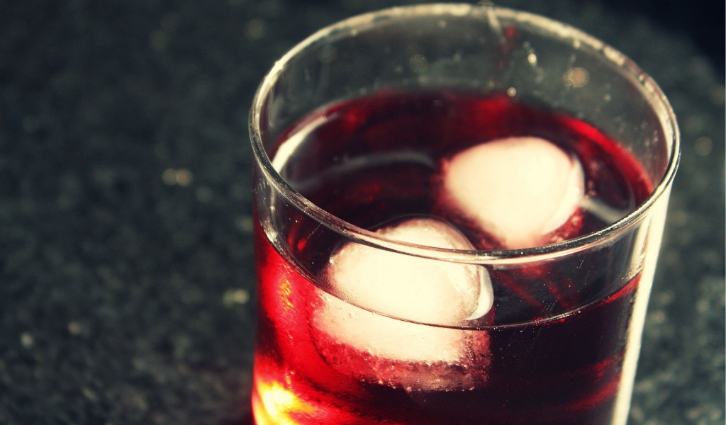 Кубики льда в стакане с соком