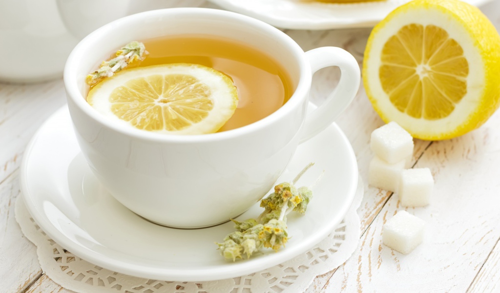 Лимон в травяном чае