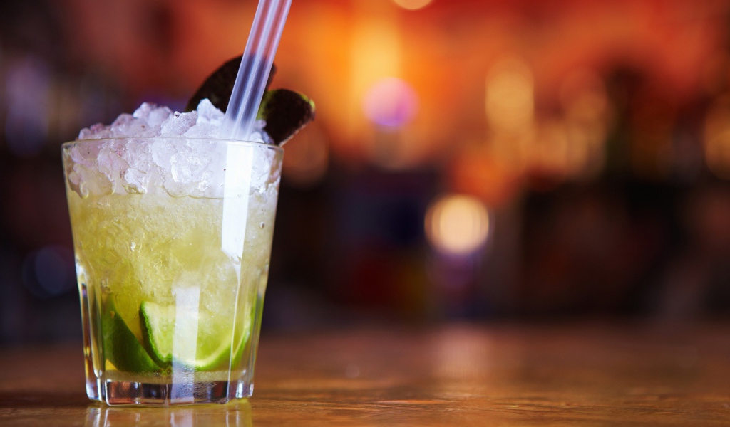 Напиток из лайма со льдом