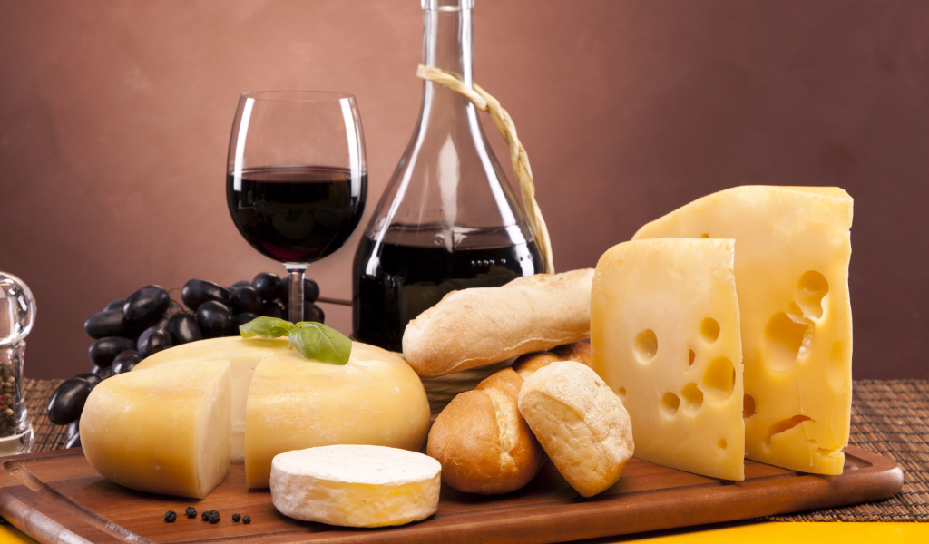 Красное вино и сыр