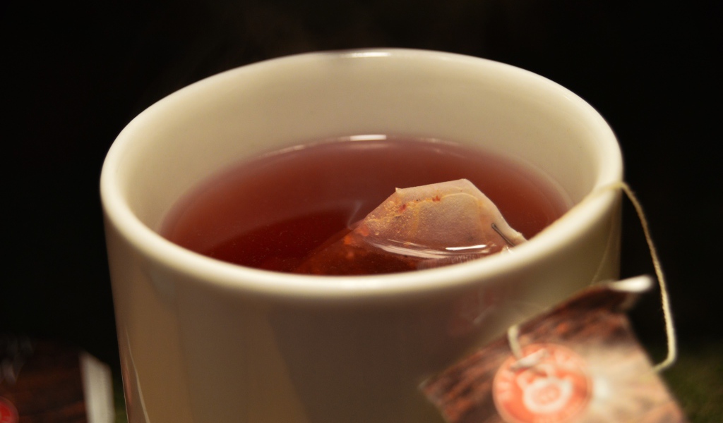 Чай из пакетов заваривается в чашке