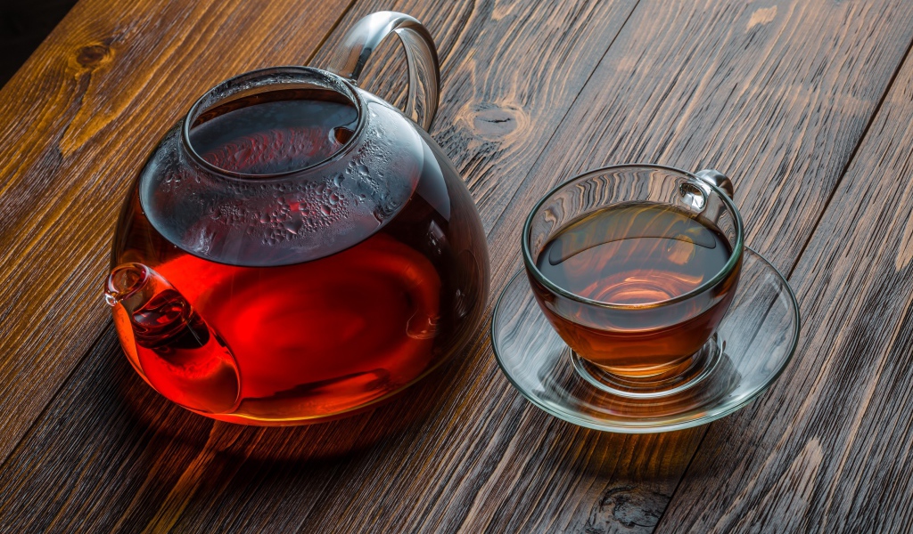 Чай в прозрачном чайнике