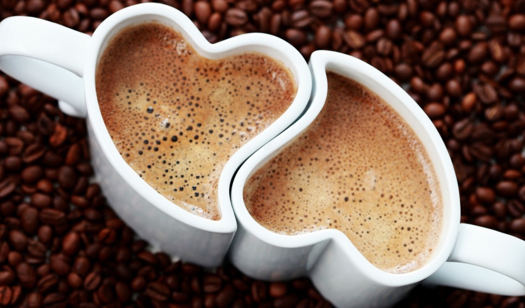 Чашки в форме сердец на кофе