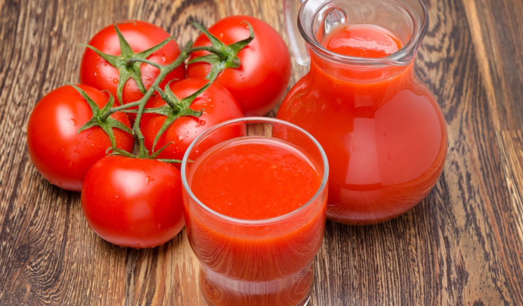 Густой томатный сок на столе