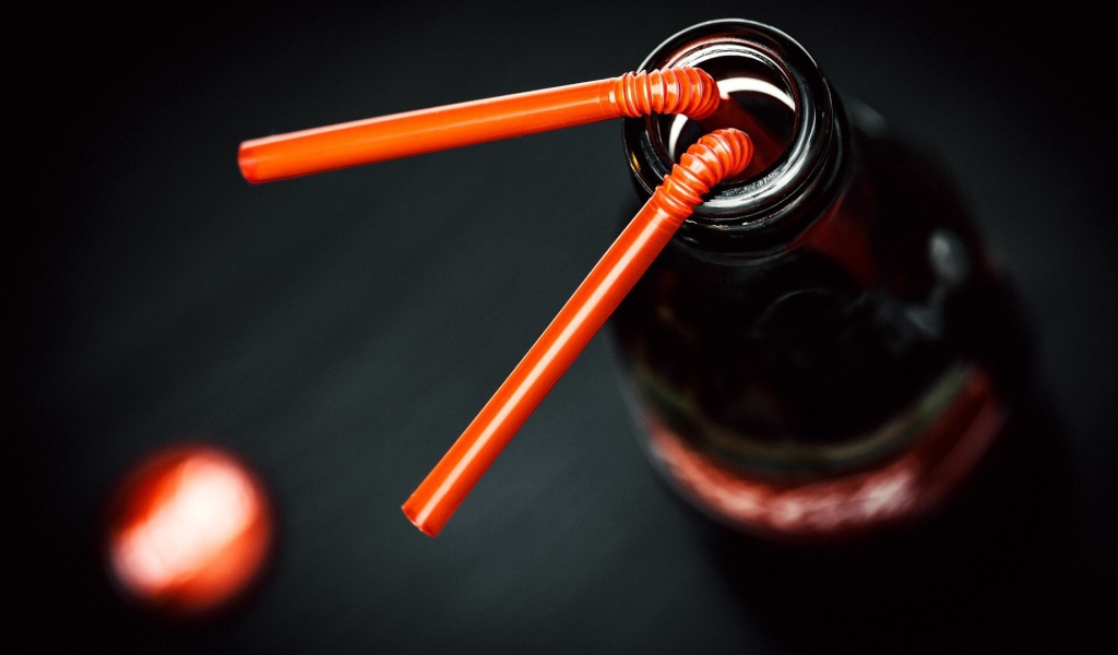 Трубочки в бутылке Кока-Колы