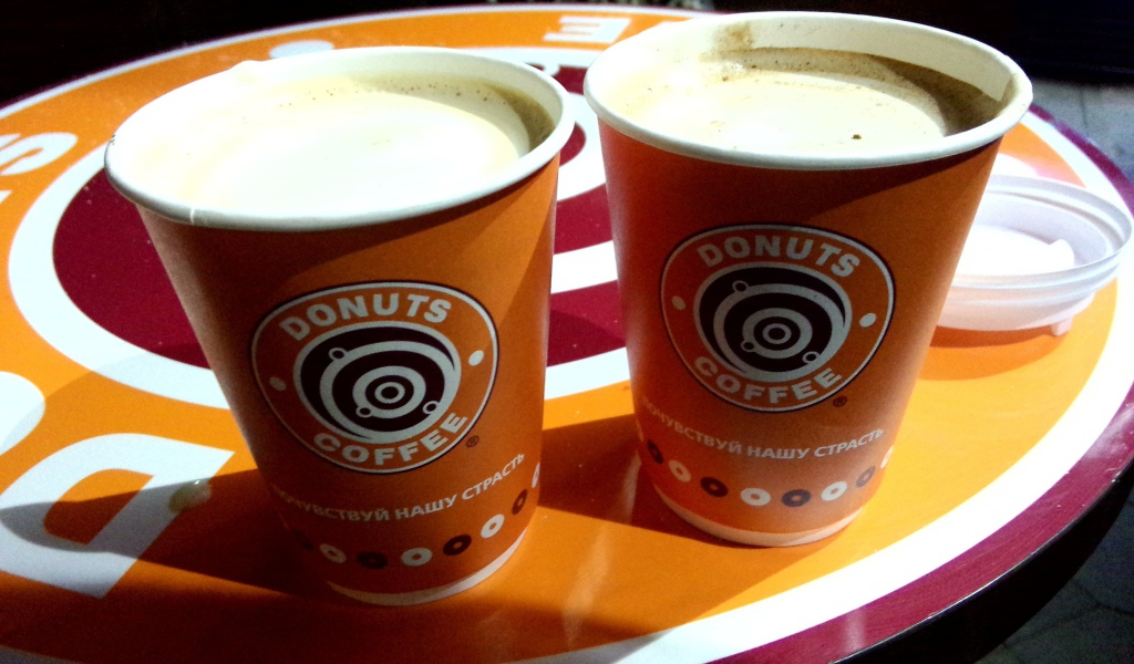 Два стакана кофе на подносе в кафе