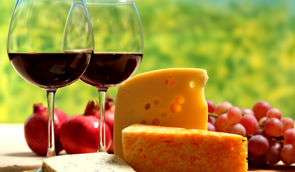 Два бокала вина и сыр