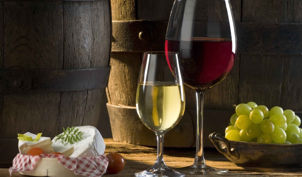 Два бокала с красным и белым вином
