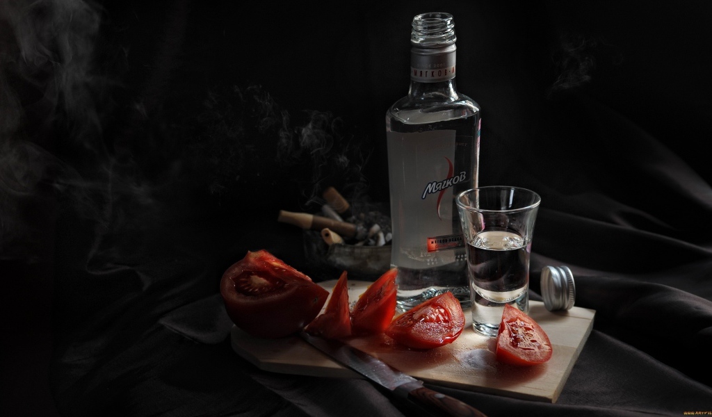 Водка и помидоры на закуску