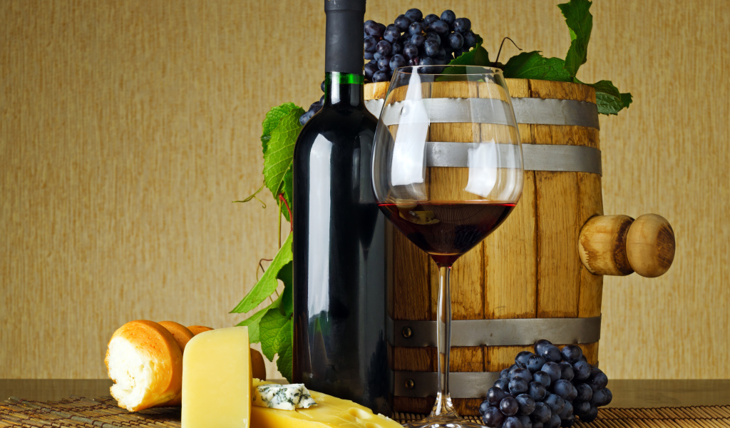 Бочонок вина и бокал