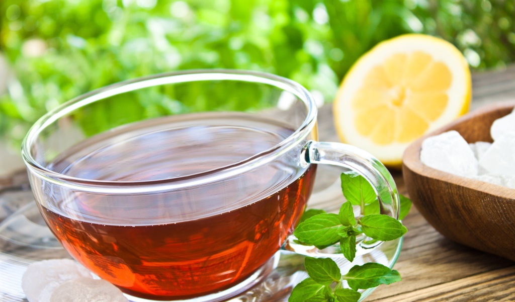 Чай с мятой в стеклянной чашке