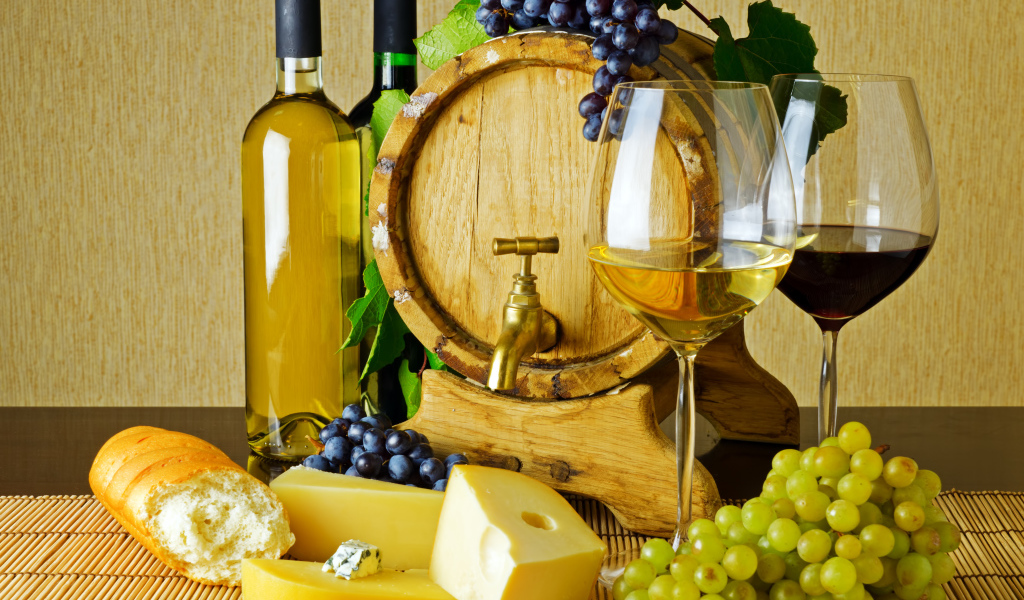 Бочонок и два бокала вина