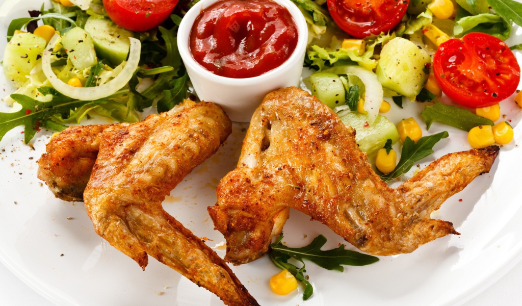 Жаренные крылышки с томатным соусом и овощами