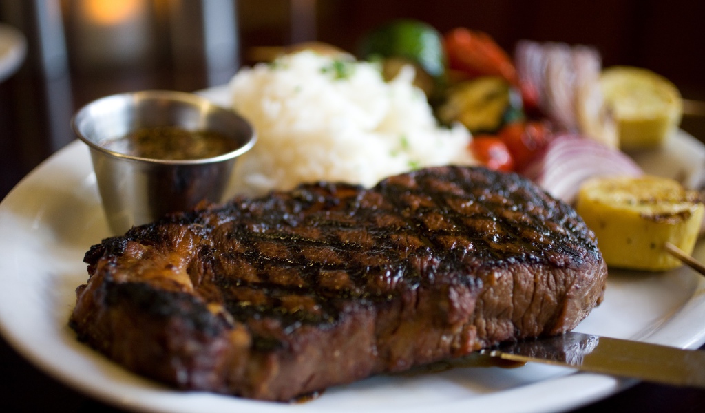 Сочный стейк с соусом