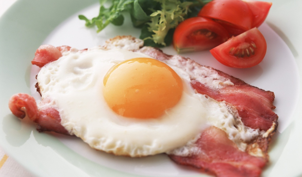 Яичница с беконом и помидорами