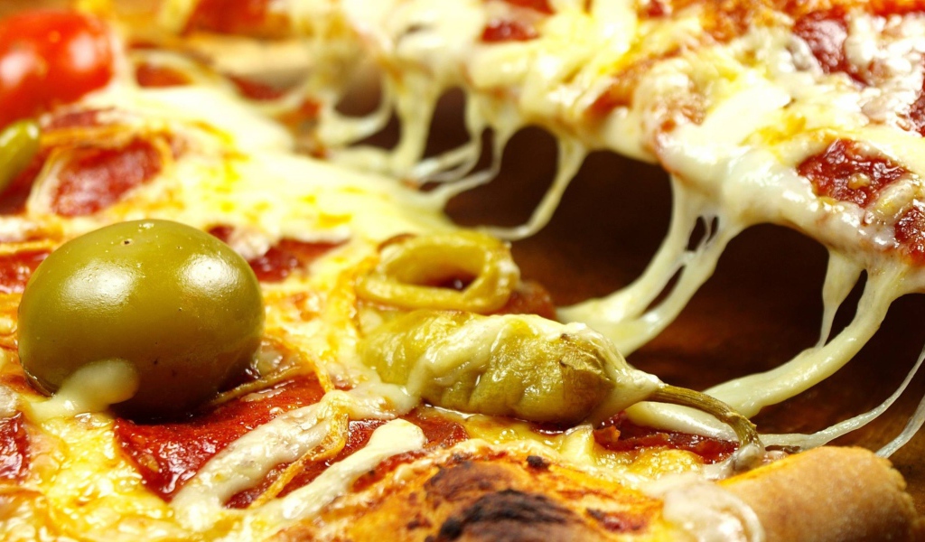 Пицца с сыром и зелеными оливками