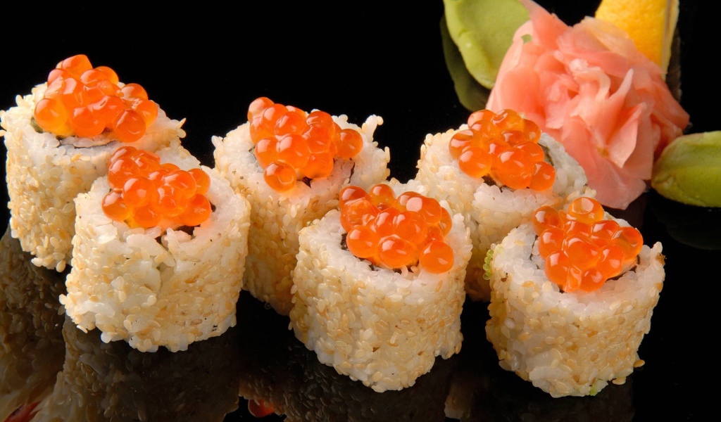 Суши из риса с красной икрой