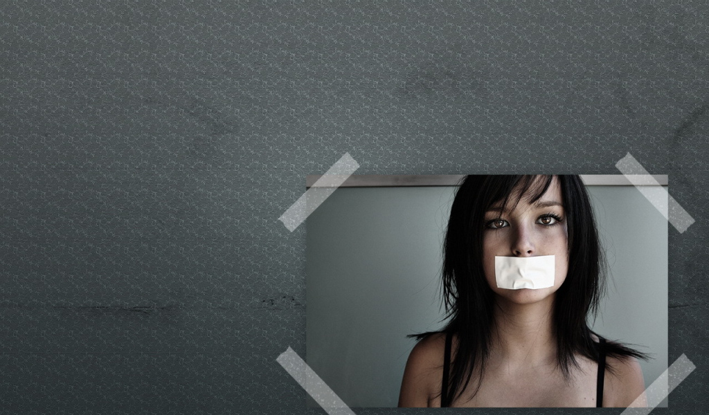 Девушка с заклеенным ртом