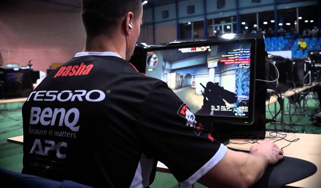 Геймер за компьютером, Virtus Pro