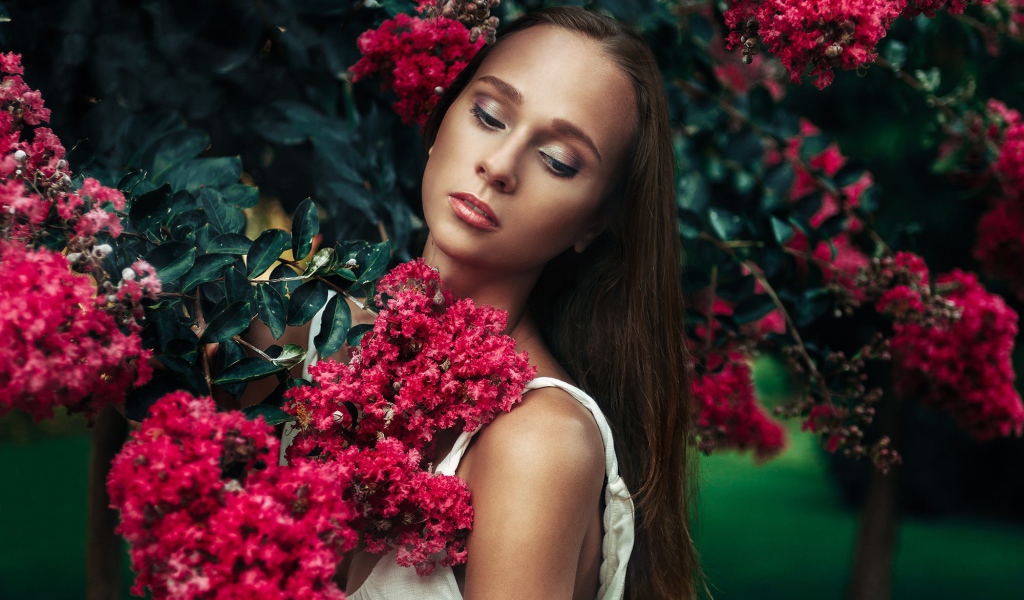 Девушка среди ветвей цветущего дерева