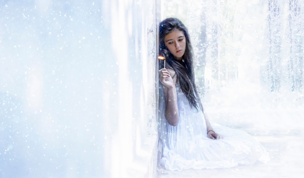 Девушка держит в руке горящую спичку