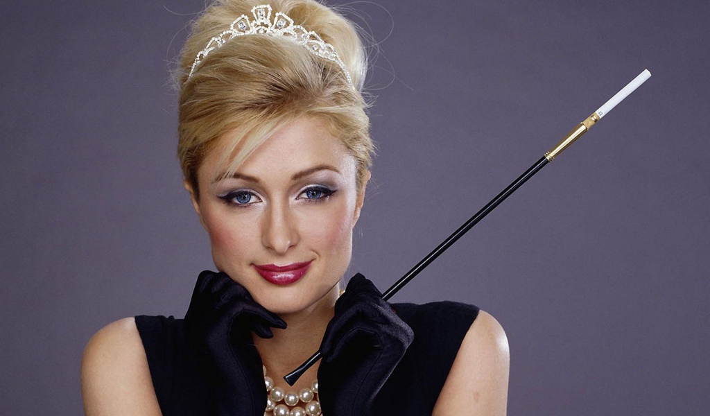 Девушка держит в руке дамский мундштук