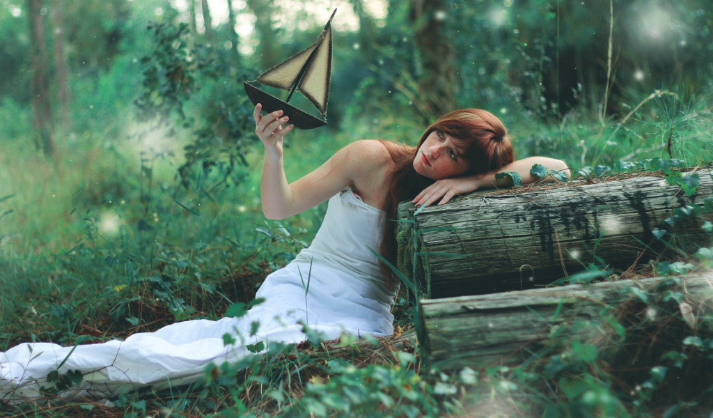 Девушка в белом платье держит в руке кораблик