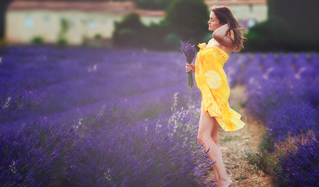 Девушка в желтом платье среди поля лаванды